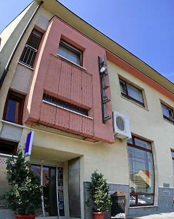 Hotel Maxim Svaty Jur Ngoại thất bức ảnh