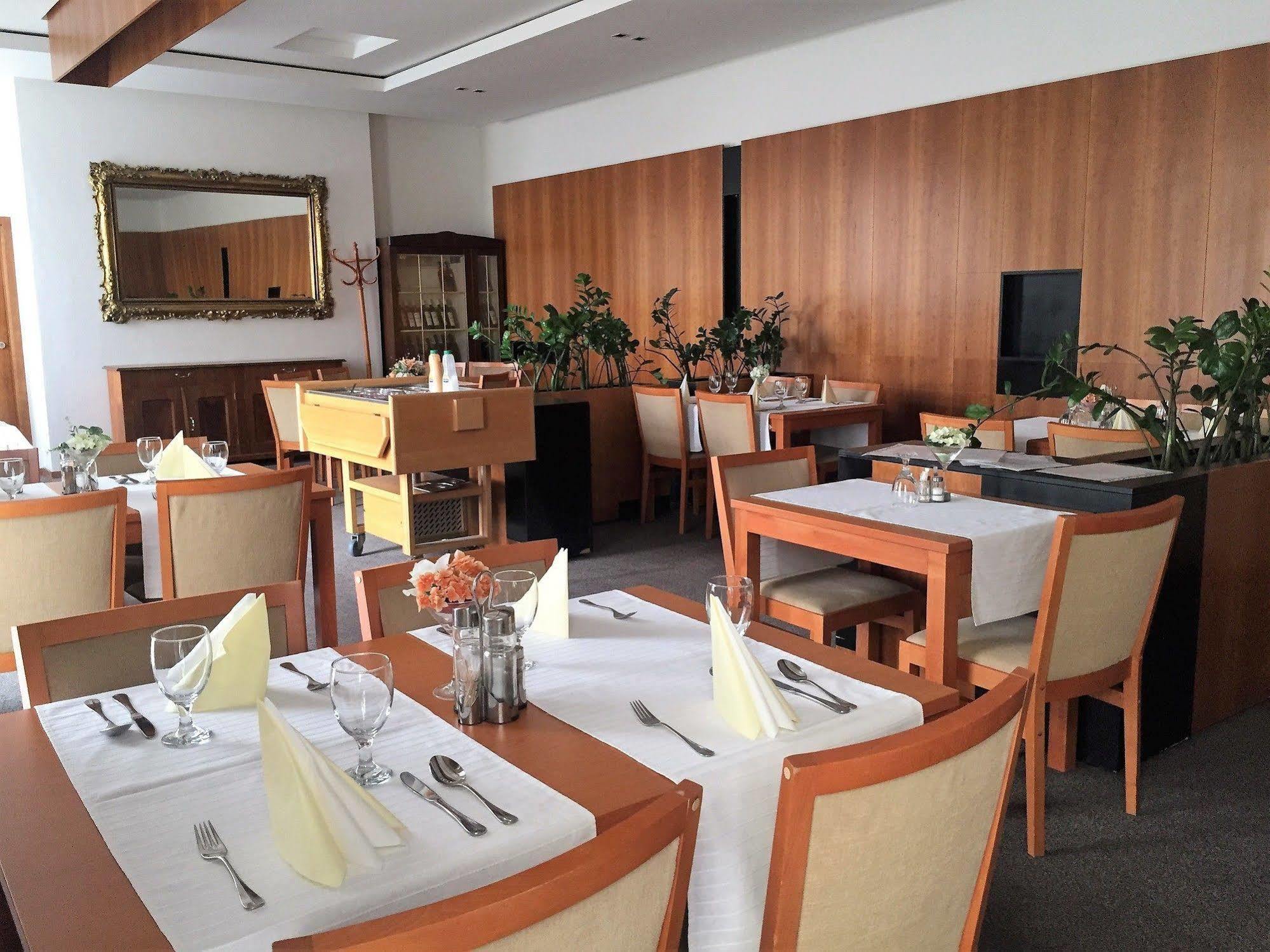 Hotel Maxim Svaty Jur Ngoại thất bức ảnh