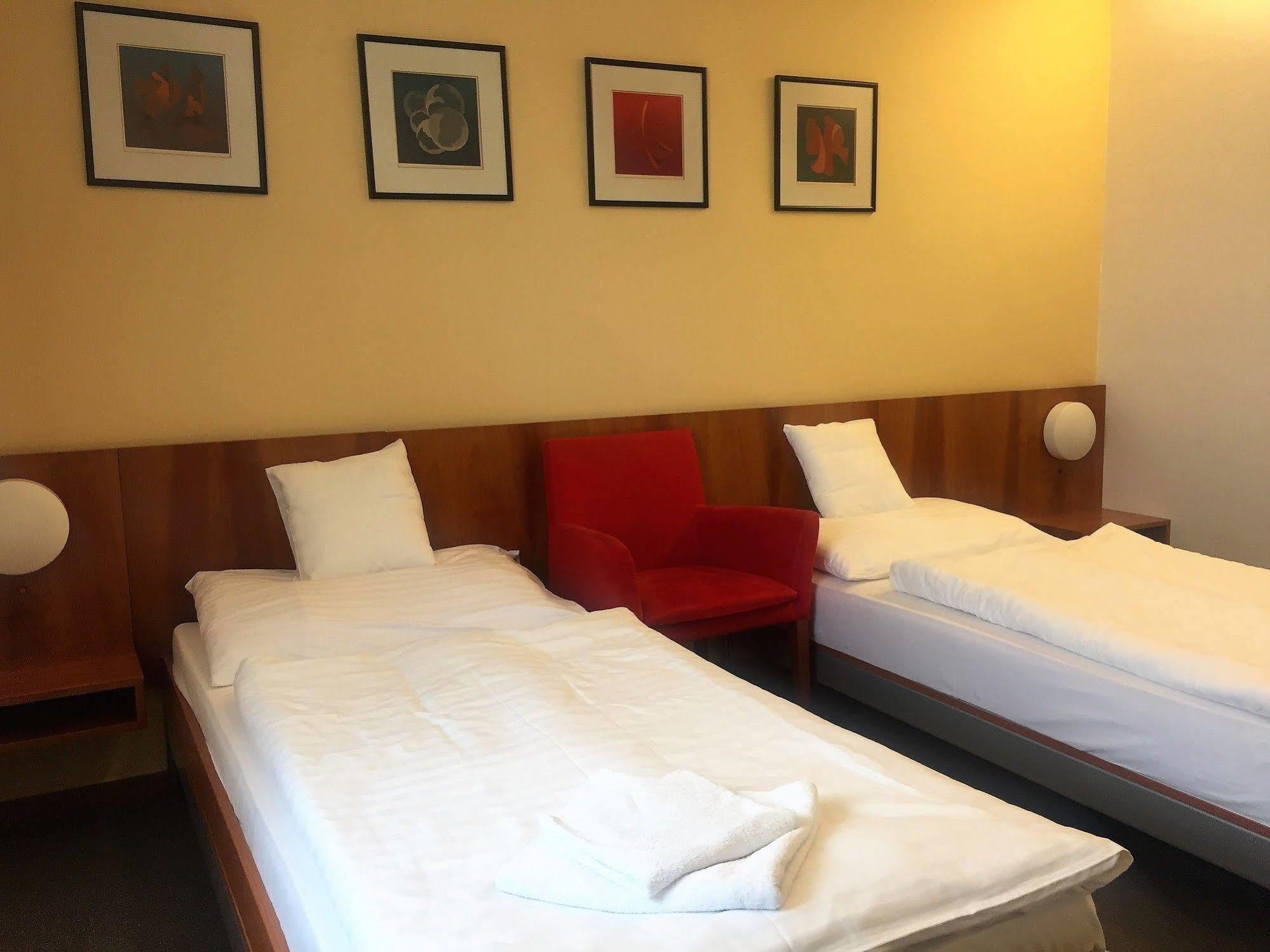 Hotel Maxim Svaty Jur Ngoại thất bức ảnh