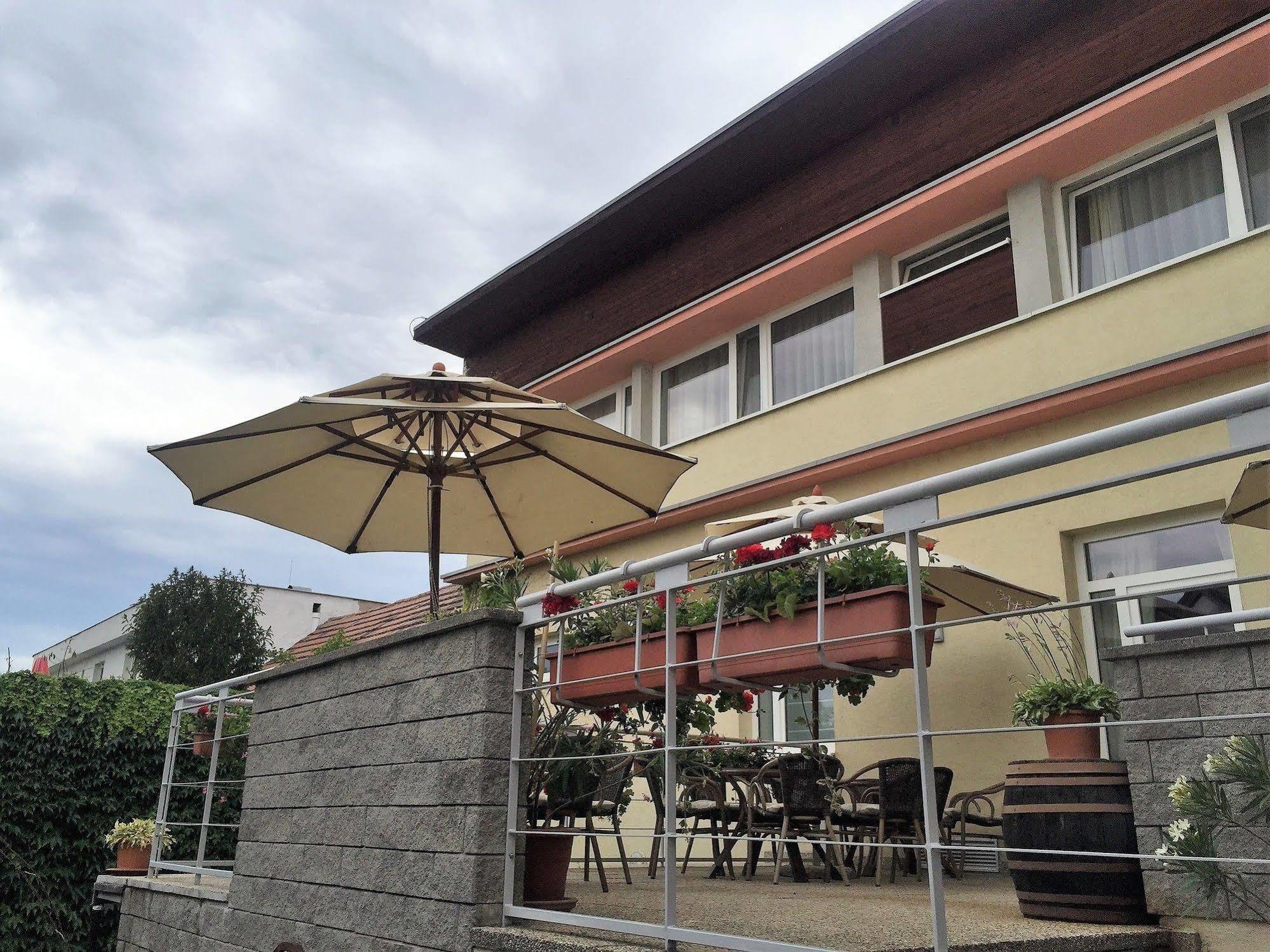 Hotel Maxim Svaty Jur Ngoại thất bức ảnh