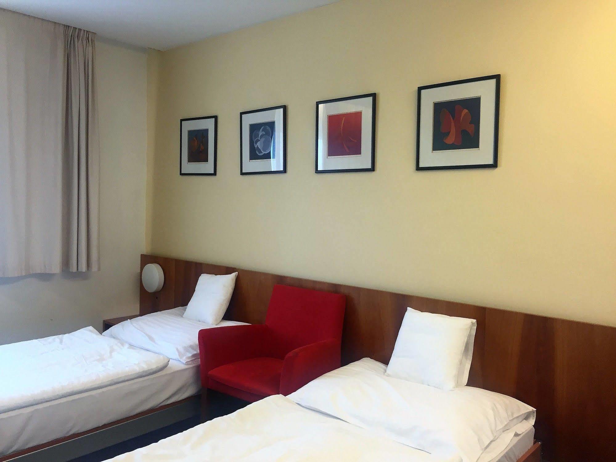 Hotel Maxim Svaty Jur Ngoại thất bức ảnh