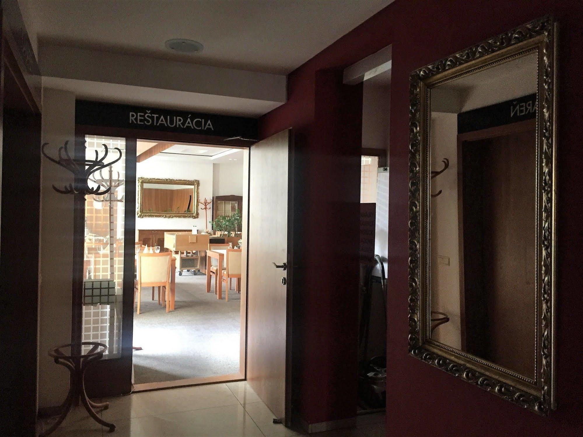Hotel Maxim Svaty Jur Ngoại thất bức ảnh